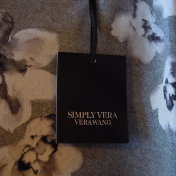 NWT! XL VERA WANG Nightgown/Nightshirt Gray/Black/White Floral Design - Picture 4 of 6